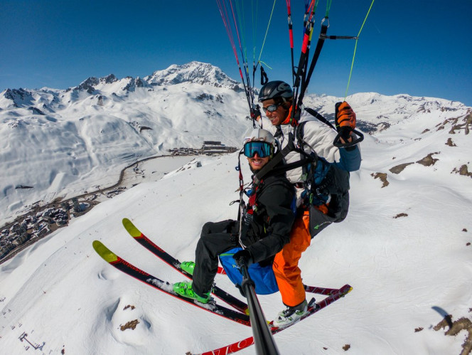 vol-parapente-skis-montagne-aventure-activité-tourisme-evolution2