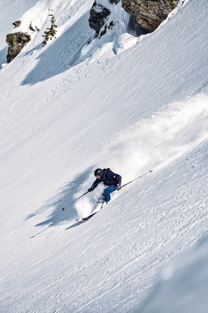 Rider de la neige fraîche au coeur de la Tarentaise