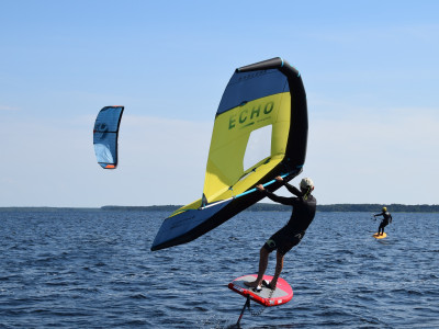 Kitesurf ou Wingfoil à Lacanau    lequel choisir?