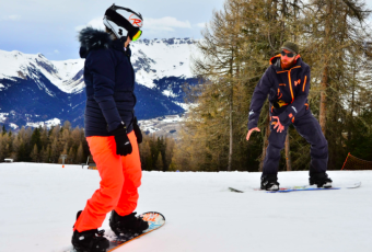 Adults snowboard group lessons