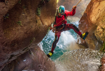 CANYONING