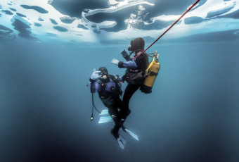 Ice diving with Evolution 2 Tignes.